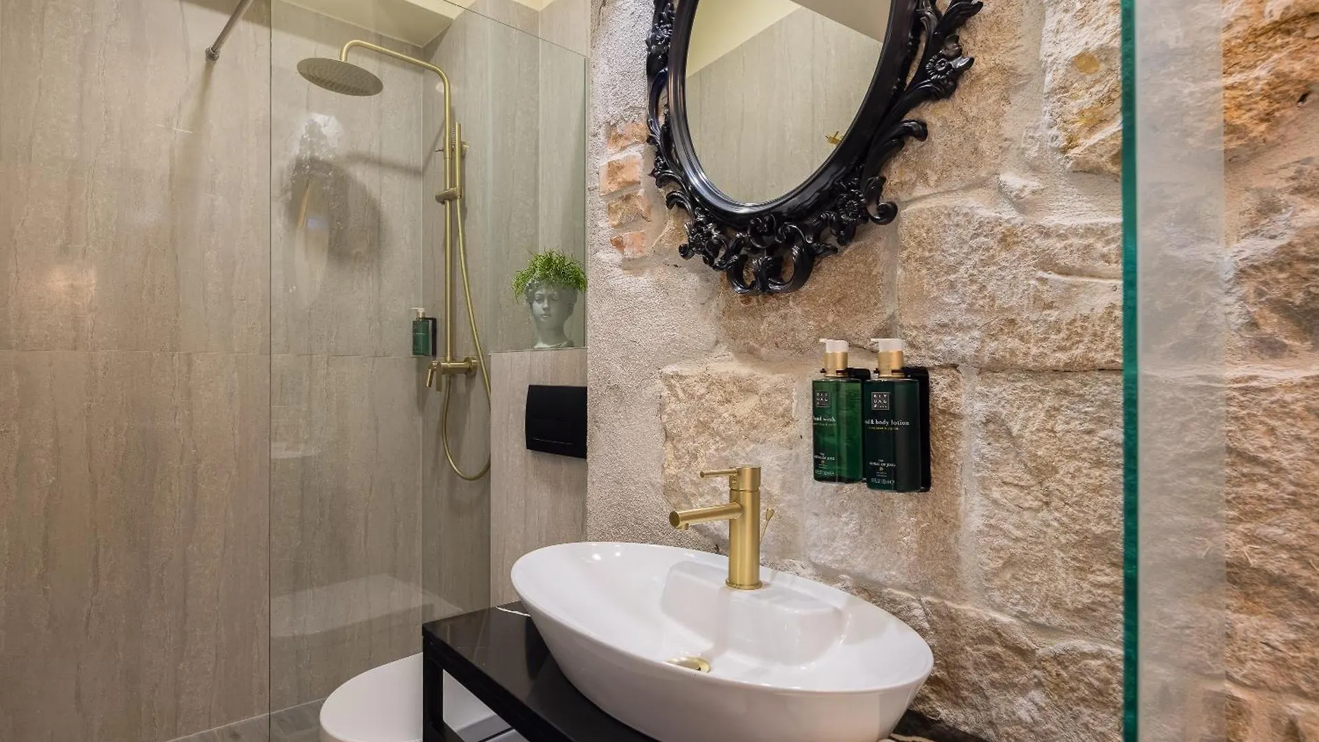 Guest house Design Rooms Anima Mundi Citycentre Right Next To Diocletian'S Palace Split