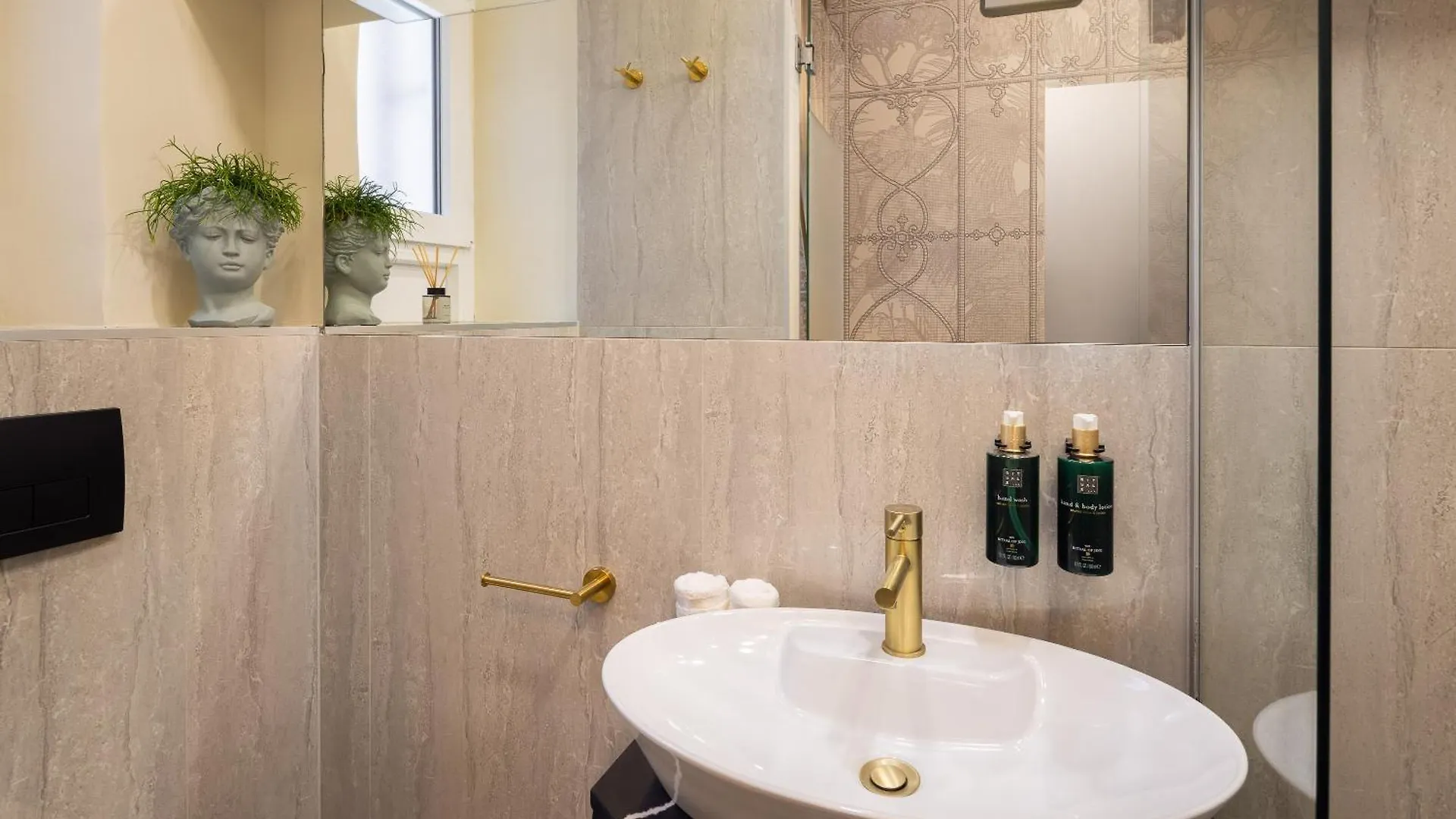Guest house Design Rooms Anima Mundi Citycentre Right Next To Diocletian'S Palace Split